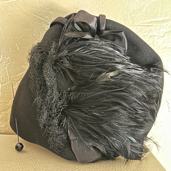 SPLENDID 1940s\' BLACK HAT WITH ROOSTER FEATHERS, SATIN BANDS, HAT PIN + VEILING main image 10